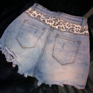 3️⃣FOR2️⃣5️⃣💲‼️Cheetah printed jean shorts